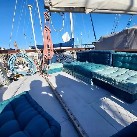 Excelente Velero Clasico En Botel *